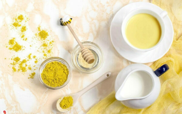 Pha đồ ​​uống với tinh bột nghệ