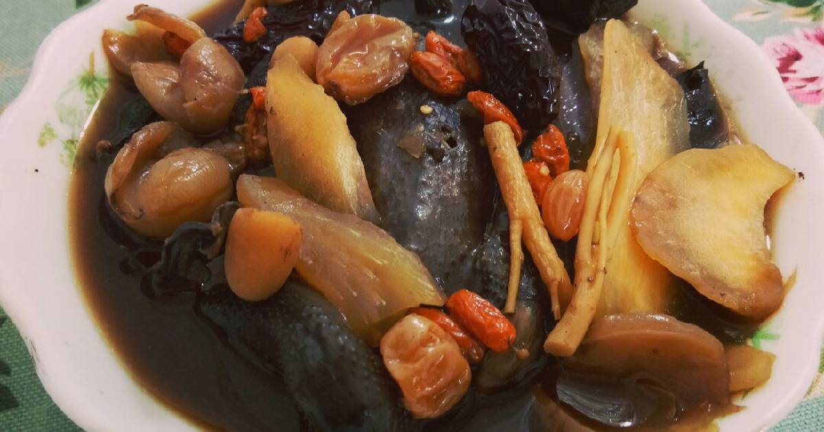 Gà H’mông tiềm tứ quý