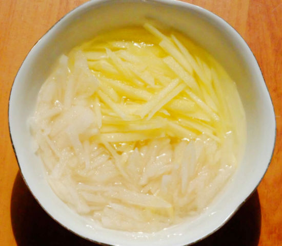 Táo, lê gọt vỏ thái sợi nhỏ ngâm ngay vào nước lọc có pha nước muối loãng