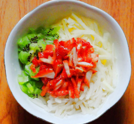 Cho táo, lê, kiwi, dâu tây cắt nhỏ vào một bát lớn.