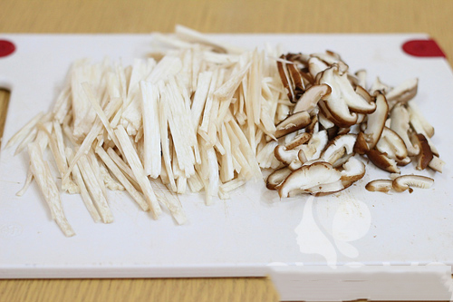 Nấm đùi gà xắt sợi nhỏ.