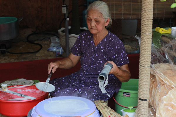 Nghề bánh đa nem truyền từ đời này qua đời khác