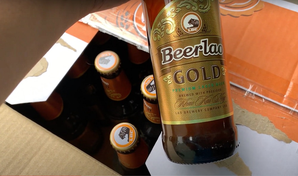 Két bia lào chai gold 4