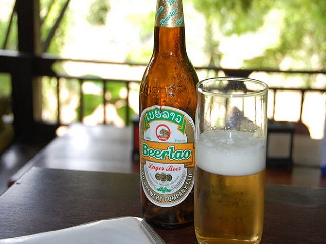 Két bia Lào chai vàng5