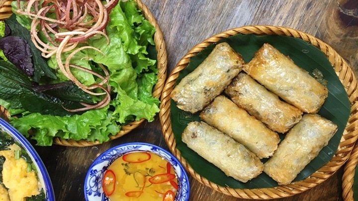 người nước ngoài ăn bánh đa nem