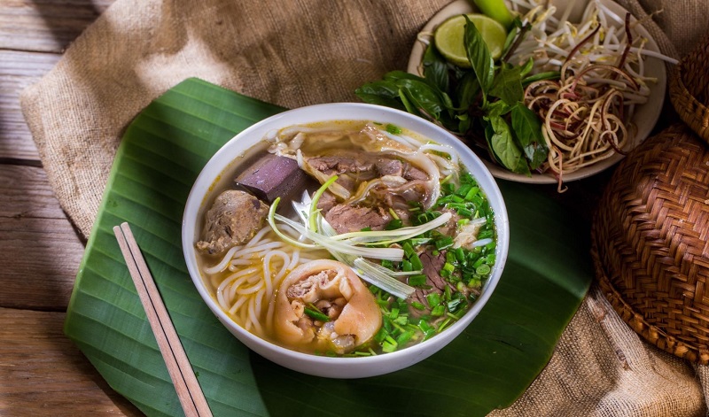 Nấu bún bò Huế