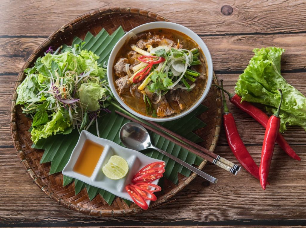 Thưởng thức bún bò Huế