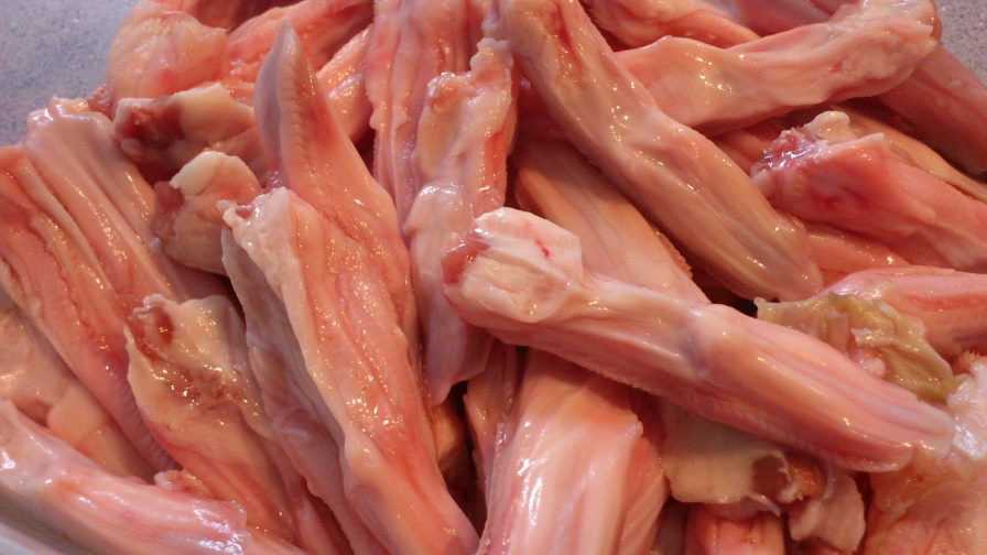 Lưỡi vịt tại cửa hàng Bánh đa nem làng Chều