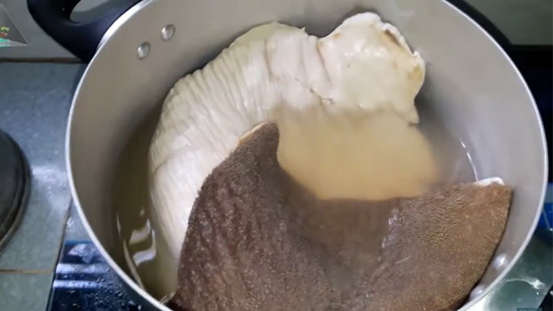   Chần nước sôi- Cách làm trắng sách bò từ sách bò đen